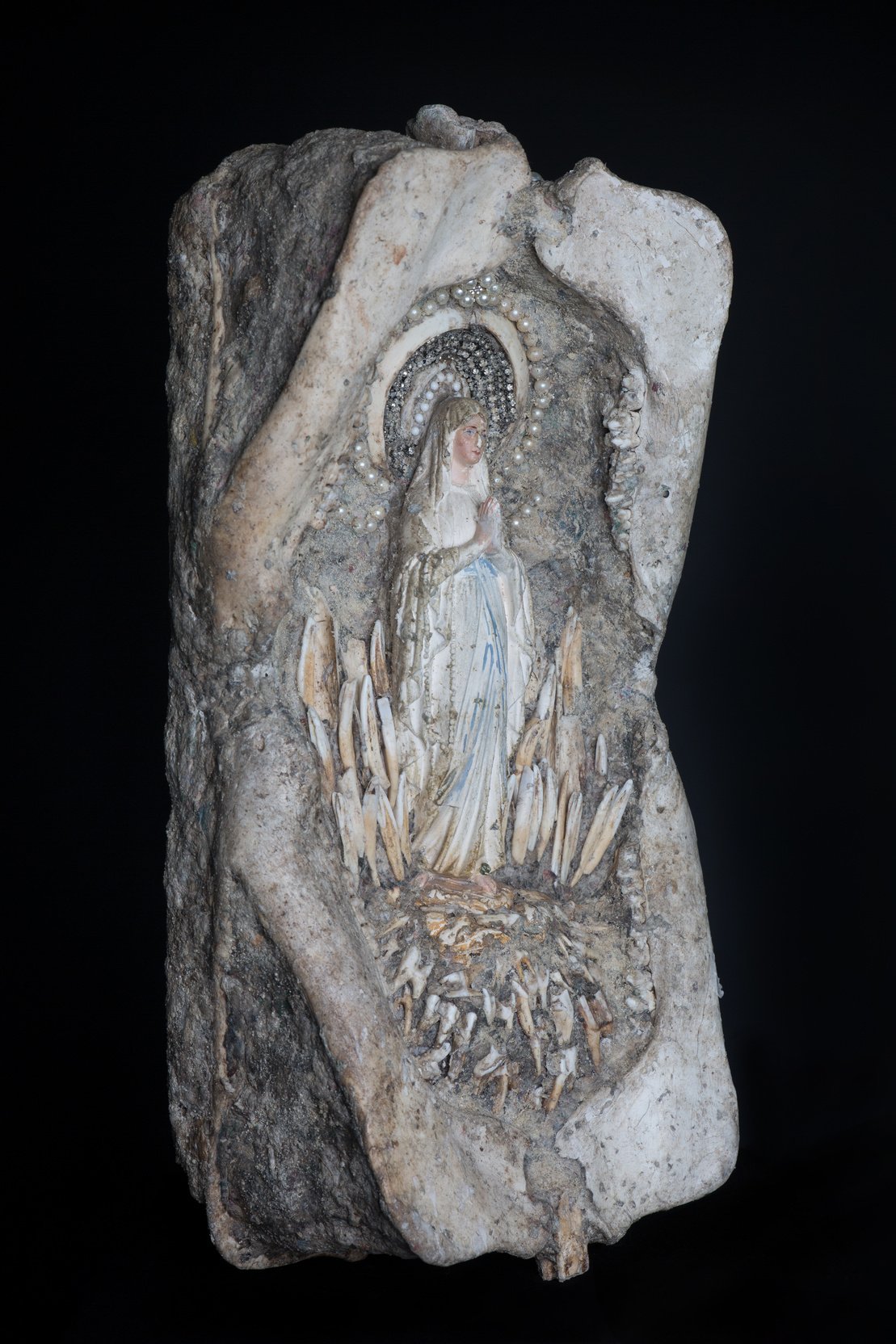 Marie, Mère des pêcheurs, 
Papier, argile, perles et strass, statue ancienne,  os, dents et défenses de sangliers, 49 × 28 × 14 cm, 2020