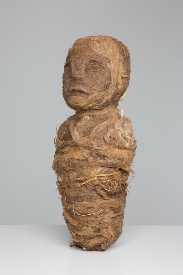 Bébé éveillé, 
Laine de mouton, 30 × 18 × 13 cm, 2022