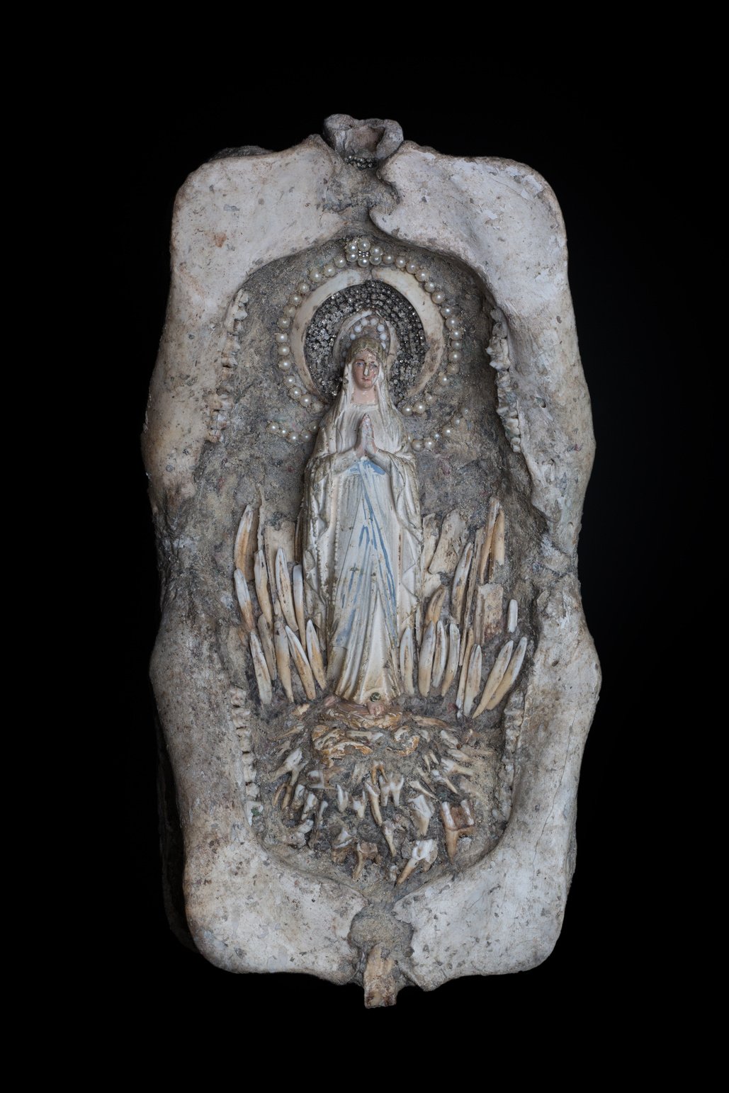 Marie, Mère des pêcheurs, 
Papier, argile, perles et strass, statue ancienne,  os, dents et défenses de sangliers, 49 × 28 × 14 cm, 2020